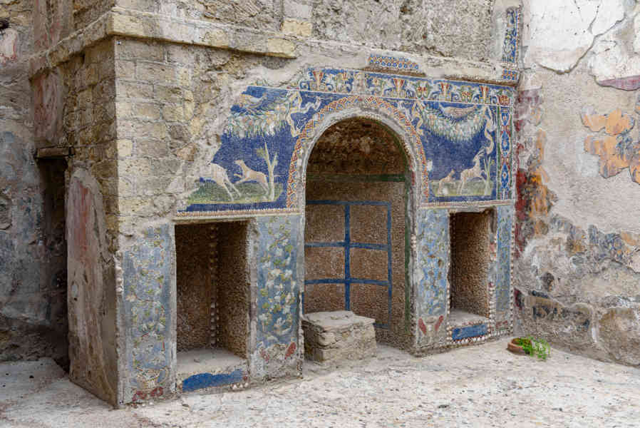 196 - Italia - Herculano - parque arqueológico de Herculano - Casa de Neptuno y Anfrítite.jpg